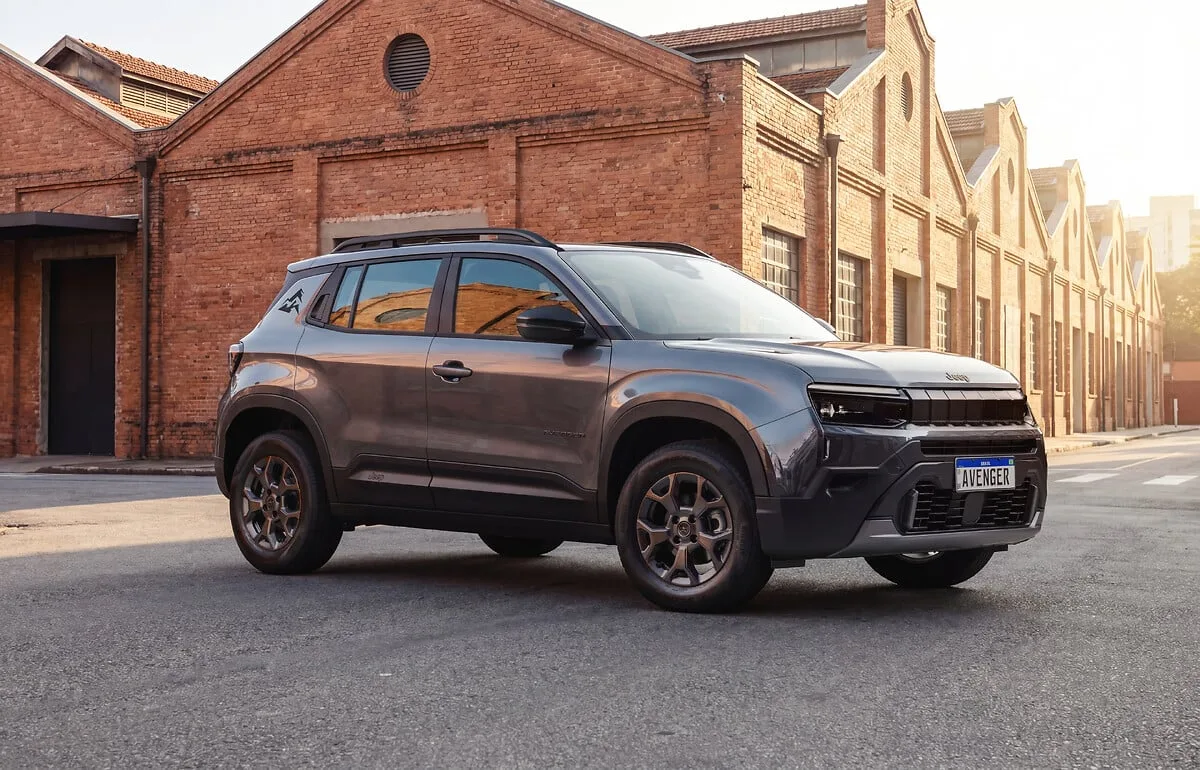Jeep Avenger Altitude T200 1.0 Turbo Aut 2027 – Diagonal Frontal · Foto: Stellantis