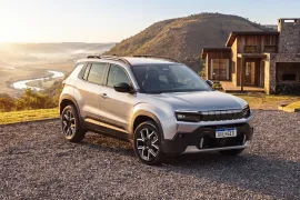 Jeep Avenger Longitude T200 1.0 Turbo Aut 2027 – Diagonal Frontal · Foto: Stellantis
