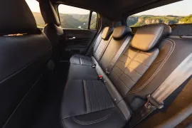 Jeep Avenger Limited T200 1.0 Turbo Aut 2027 – Bancos de Trás · Foto: Stellantis