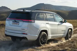 Jeep Commander Blackhawk 2.0 2026 – Diagonal Traseira · Foto: Jeep
