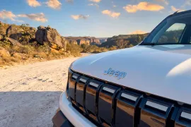 Jeep Renegade SAHARA T270 1.3 Turbo 4x2 Aut 2027 – Detalhe Externo · Foto: Jeep/Stellantis