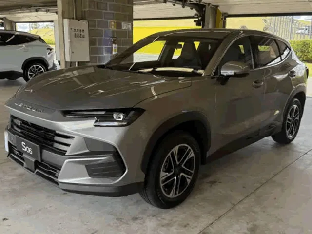 Jetour S06 Advance 2026 – Diagonal Frontal · Foto: Divulgação