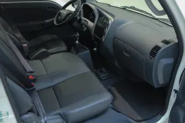 Kia Bongo K2500 2.5 Turbo 4x4 2026 – Bancos da Frente · Foto: Kia
