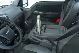 Kia Bongo K2500 2.5 Turbo 4x4 2026 – Detalhe Interno · Foto: Kia