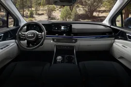 Kia Carnival EX 1.6 TGDI 16V Aut 2026 – Interior · Foto: Kia