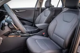 Kia Niro SX Prestige 1.6 HEV 2025 – Bancos da Frente · Foto: Kia