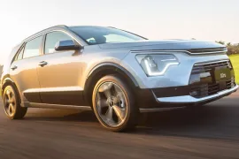 Kia Niro SX Prestige 1.6 HEV 2025 – Diagonal Frontal · Foto: Kia