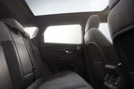 Land Rover Evoque HSE Dynamic 2.0 Si4 2025 – Bancos de Trás · Foto: Land Rover