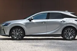 Lexus RX-450h+ AWD 2.5 16V Aut. (Híbrido) 2025 – Lateral · Foto: Lexus