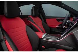 Mercedes-Benz C300 AMG Line 2.0 2025 – Bancos da Frente · Foto: Mercedes-Benz