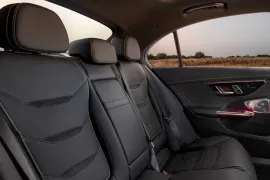 Mercedes-Benz C-63 AMG S E Performance Aut.(Híbrido) 2025 – Bancos de Trás · Foto: Mercedes-Benz