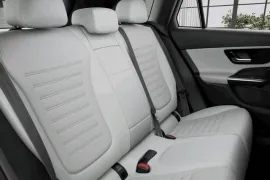Mercedes-Benz GLC-300 AMG Line 4MATIC 2.0 TB Aut (Híb) 2025 – Bancos de Trás · Foto: Mercedes-Benz