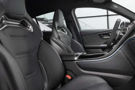 Mercedes-Benz GLC-63 S AMG E Perf. Coupe 2.0 Aut (Híb) 2025 – Bancos da Frente · Foto: Mercedes-Benz