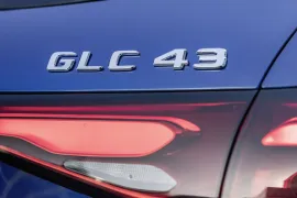 Mercedes-Benz GLC-43 AMG 4MATIC 2.0 Turbo Aut. (Híb) 2024 – Emblema · Foto: Mercedes-Benz