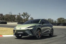 MG 4 Xpower AWD 2026 – Diagonal Frontal · Foto: MG Motor