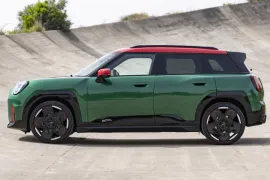 Mini COOPER John Works Aceman E 5p 2025 – Lateral · Foto: MINI