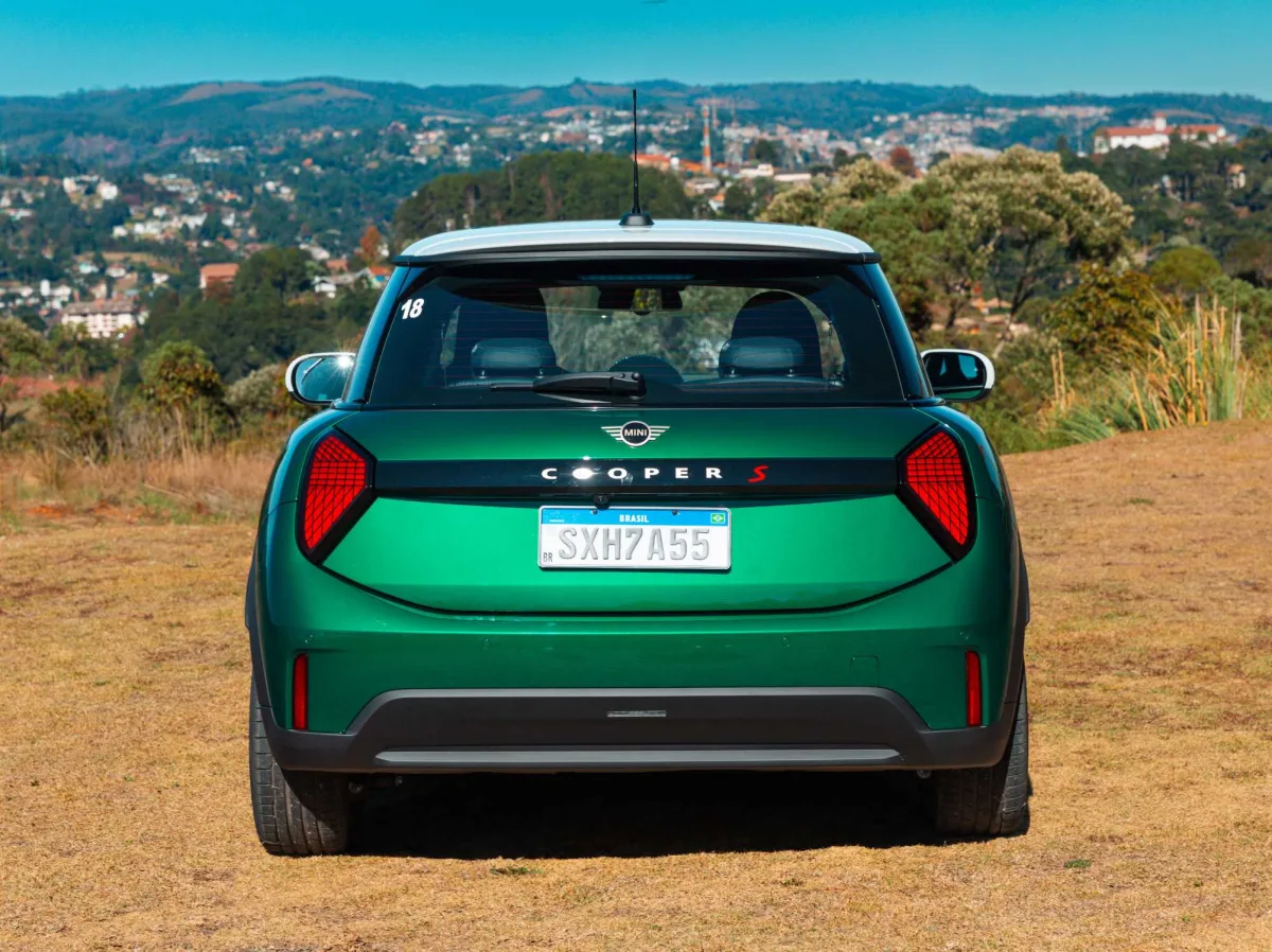 Mini Cooper S 2.0 (2 portas) 2025 – Traseira · Foto: BMW Group