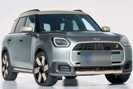 Mini COOPER Country. SE ALL4 Top (Elétrico) 2025 – Diagonal Frontal · Foto: MINI