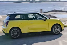 Mini COOPER E 3p (Elétrico) 2024 – Diagonal Traseira · Foto: MINI