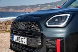 Mini Countryman John Cooper Works ALL4 2.0 2025 – Farol · Foto: BMW Group