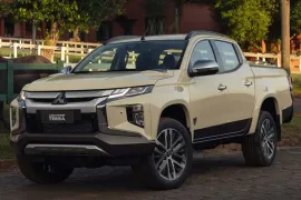 Mitsubishi L200 Tri. S.Terra HPE-S 2.4 4x4 Die. Aut 2025 – Diagonal Frontal · Foto: Mitsubishi