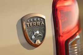 Mitsubishi L200 Tri. S.Terra HPE-S 2.4 4x4 Die. Aut 2025 – Emblema · Foto: Mitsubishi