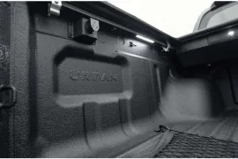 Mitsubishi L200 Tri. S.Urban HPE-S 2.4 4x4 Die. Aut 2025 – Porta-Malas · Foto: Mitsubishi