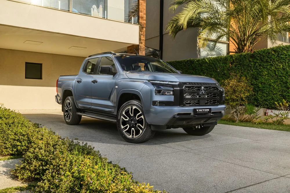 Mitsubishi Triton GLS Tarmac 2.4 CD TB Aut 2027 – Diagonal Frontal · Foto: Mitsubishi Motors