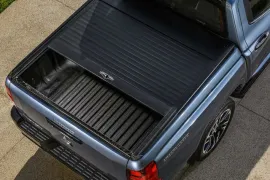 Mitsubishi Triton GLS Tarmac 2.4 CD TB Aut 2027 – Detalhe Externo · Foto: Mitsubishi