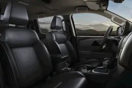 Mitsubishi Triton HPE 2.4 CD 4x4 TB Diesel Aut 2025 – Bancos da Frente · Foto: Mitsubishi
