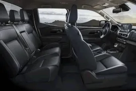 Mitsubishi Triton HPE 2.4 CD 4x4 TB Diesel Aut 2025 – Bancos de Trás · Foto: Mitsubishi