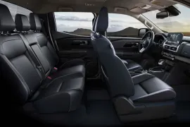 Mitsubishi Triton HPE-S 2.4 CD 4x4 TB Diesel Aut 2025 – Bancos de Trás · Foto: Mitsubishi