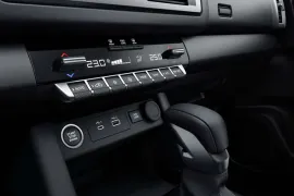 Mitsubishi Triton HPE-S 2.4 CD 4x4 TB Diesel Aut 2025 – Detalhe Interno · Foto: Mitsubishi