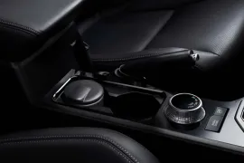 Mitsubishi Triton HPE-S 2.4 CD 4x4 TB Diesel Aut 2025 – Detalhe Interno · Foto: Mitsubishi
