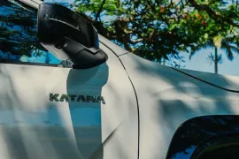 Mitsubishi Triton Katana 2.4 CD 4x4 TB Diesel Aut 2025 – Emblema · Foto: Mitsubishi