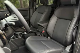 Mitsubishi Triton SR80 2.4 CD 4x4 TB Aut 2026 – Bancos da Frente · Foto: Divulgação