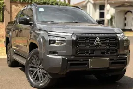 Mitsubishi Triton SR80 2.4 CD 4x4 TB Aut 2026 – Diagonal Frontal · Foto: Divulgação