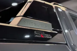 Mitsubishi Triton SR80 2.4 CD 4x4 TB Aut 2026 – Emblema · Foto: Divulgação