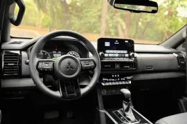 Mitsubishi Triton SR80 2.4 CD 4x4 TB Aut 2026 – Painel · Foto: Divulgação