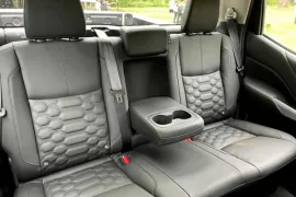 Nissan Frontier Platinum 2.3 AT 2026 – Bancos de Trás · Foto: Nissan