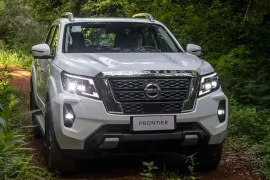 Nissan Frontier Platinum 2.3 AT 2026 – Diagonal Frontal · Foto: Nissan