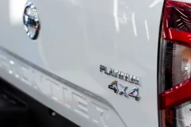 Nissan Frontier Platinum 2.3 AT 2026 – Emblema · Foto: Nissan
