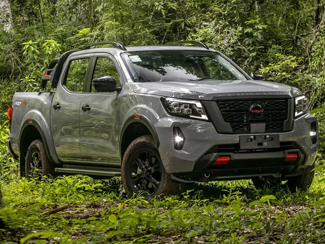 Nissan Frontier Pro-4X 2.3 AT 2026 – Diagonal Frontal · Foto: Nissan