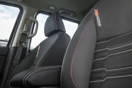 Nissan Frontier Pro-4X 2.3 AT 2026 – Bancos da Frente · Foto: Nissan