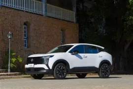 Nissan KICKS Sense 1.0 Turbo Flex Aut 2027 – Diagonal Frontal · Foto: Nissan