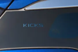 Nissan KICKS Exclusive 1.0 Turbo Flex Aut 2026 – Emblema · Foto: Nissan