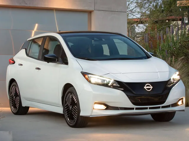 Nissan Leaf ZE 2025 – Diagonal Frontal · Foto: Nissan