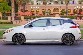 Nissan Leaf ZE 2025 – Lateral · Foto: Nissan