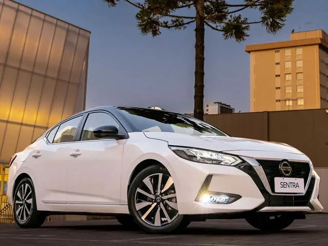 Nissan Sentra Exclusive 2.0 16V Aut 2024 – Diagonal Frontal · Foto: Nissan