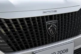 Peugeot 2008 Active 1.0 Turbo Flex 5p Aut 2026 – Detalhe Externo · Foto: Peugeot